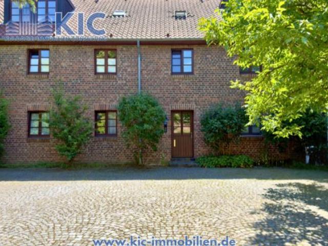 Stilvolles Dachgeschoss Apartment in historischer Hofanlage vonKöln Zündorf