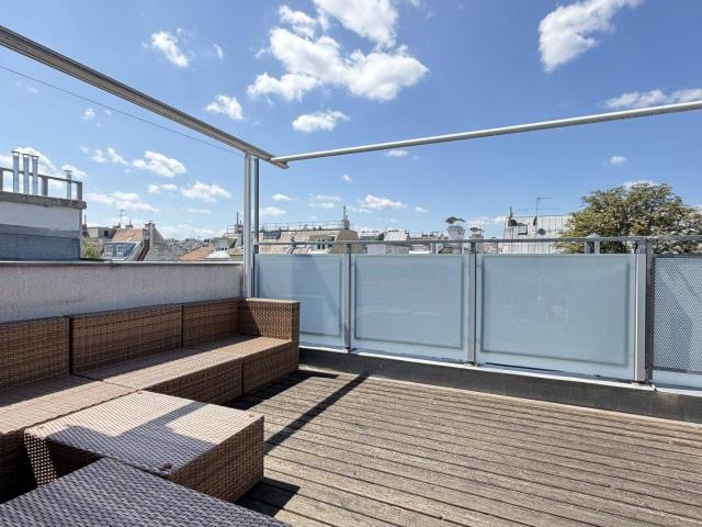Stilvolles Dachgeschossjuwel mit Galerie und zwei Terrassen über den Dächern Wiens | ZELLMANN IMMOBILIEN