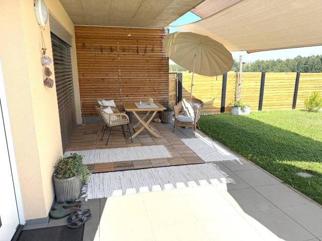 Stilvolles Eckreihenhaus mit sonniger Terrasse und grünem Rückzugsort in Ruhelage