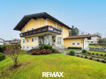 Stilvolles Ein Zweifamilienhaus mit Doppelgarage und großen Garten
