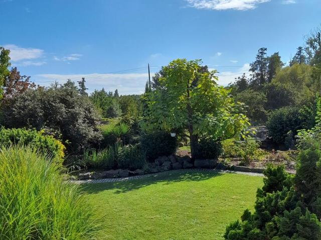 Stilvolles Einfamilienhaus in Ortsrandlage mit Garten, Terrassen und Wellnessbereich