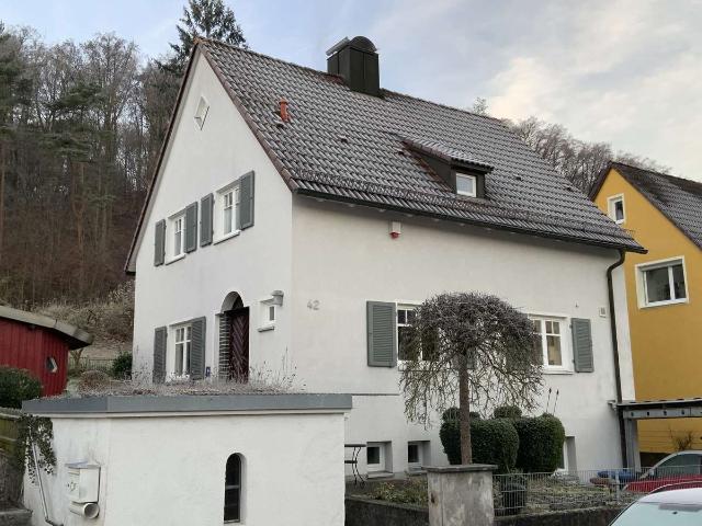 Stilvolles Einfamilienhaus mit 6 Zimmern, Küche und Carport