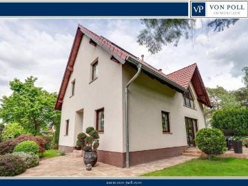 Stilvolles Einfamilienhaus mit gepflegtem Garten und zusätzlichem Nebengebäude