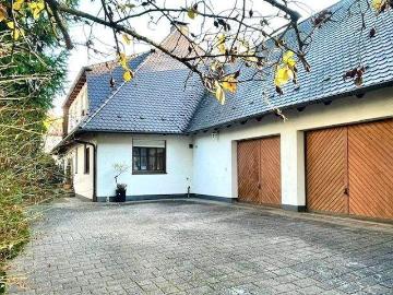 Stilvolles Einfamilienhaus mit drei Garagen in Zerzabelshof