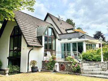 Stilvolles Einfamilienhaus mit einem idyllischen Garten