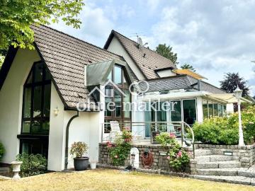 Stilvolles Einfamilienhaus mit einem idyllischen Garten