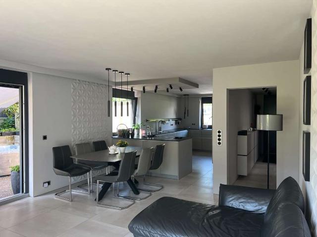 Stilvolles Einfamilienhaus mit Einliegerwohnung, Garten, Balkon und Garage Provisionsfrei !