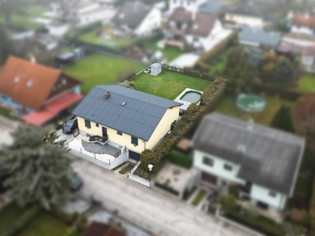 Stilvolles Einfamilienhaus mit hochwertiger Ausstattung, Pool & Smart Garden in Sollenau