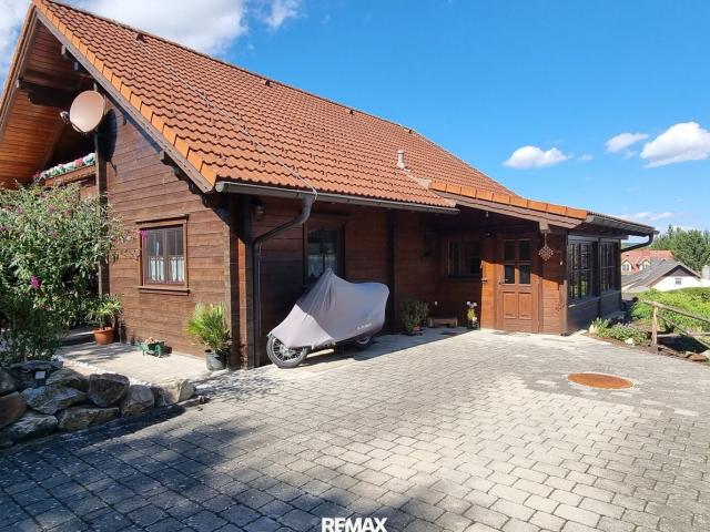 Stilvolles Einfamilienhaus mit Pool und Liebevoll Gestaltetem Garten in Tausendblum