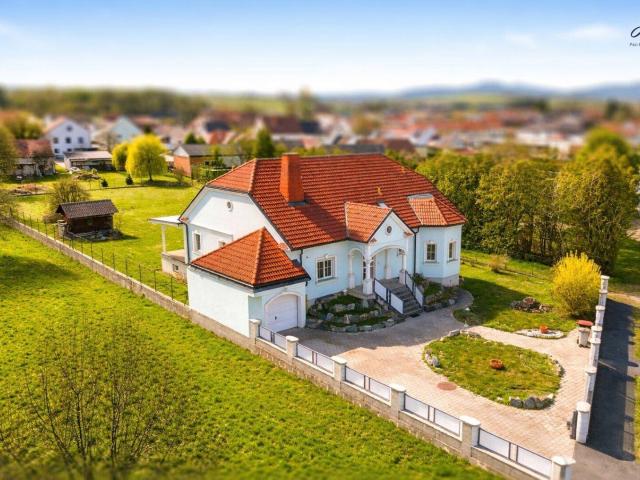 Stilvolles Einfamilienhaus mit weitläufigem Grundstück in ruhiger Lage
