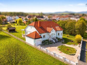 Stilvolles Einfamilienhaus mit weitläufigem Grundstück in ruhiger Lage