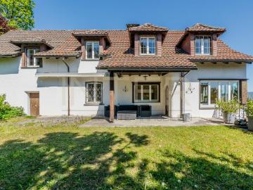 Stilvolles freistehendes 6.5 Zi EFH mit 981 m² Grundstück, Seesicht und Entwicklungspotenzial in Oberrieden