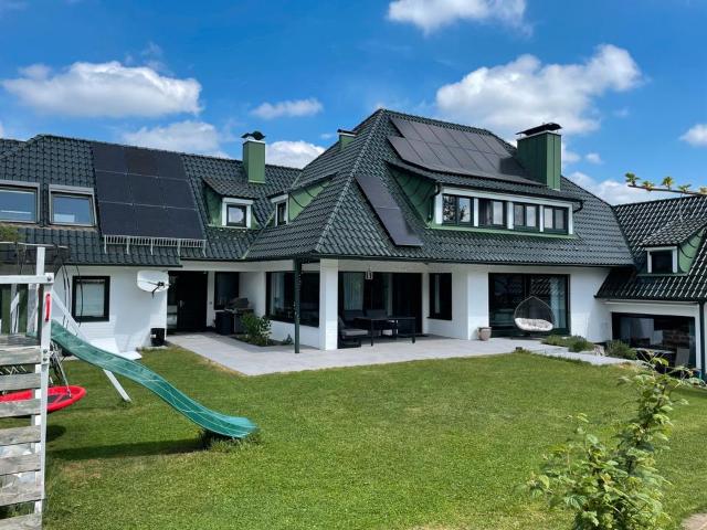 Stilvolles Haus mit zwei Einliegerwohnungen, A!
