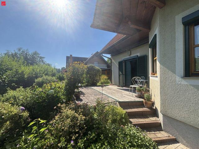 Stilvolles Landhaus mit sonniger Terrasse