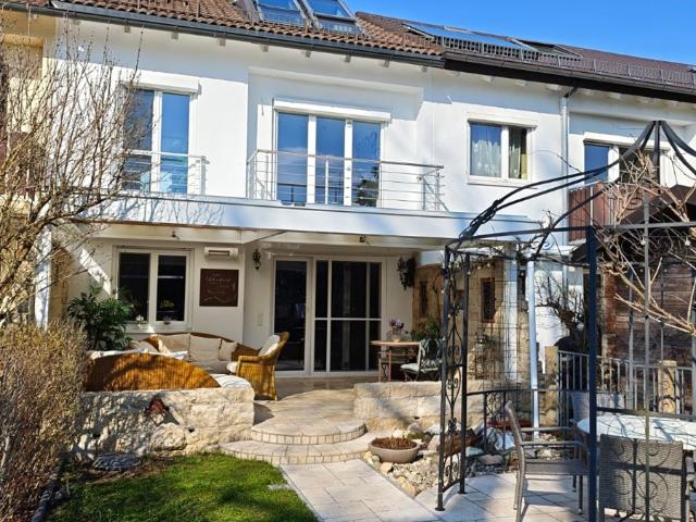 Stilvolles Reihenmittelhaus mit hochwertiger Ausstattung und privatem Wellnessbereich