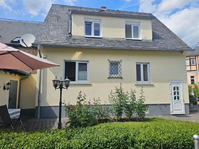 Stilvolles Rheininselhaus mit Garten, Garage & Rheinblick – kernsaniertes Zuhause auf Niederwerth