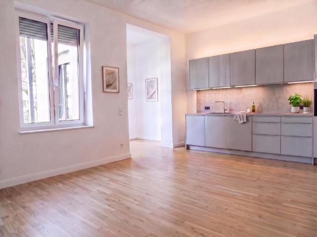 Stilvolles Wohnen auf zwei Ebenen: Exklusiv sanierte KfW 55 Maisonette mit eigenem Gartenidyll