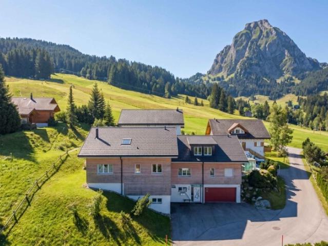 STILVOLLES WOHNEN IM ALPTHAL SONNIGE 5.5 ZIMMER HAUSHÄLFTE