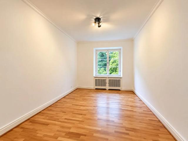 Stilvolles Wohnen in denkmalgeschützter Altbauvilla 4 Zimmer Wohnung mit Balkon
