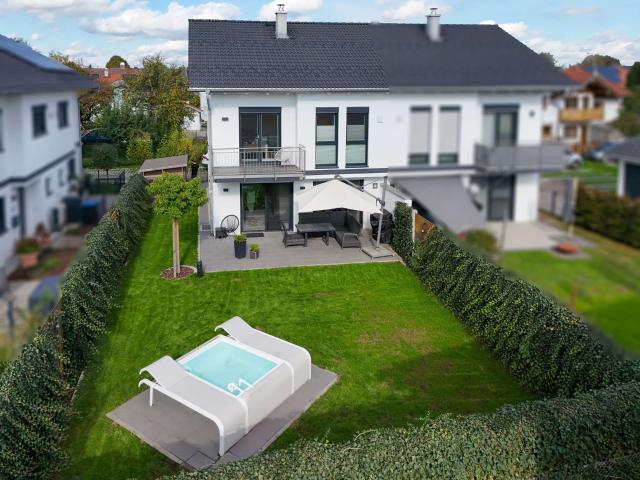 Stilvolles Wohnen in Hochstätt Schechen: Neuwertige Doppelhaushälfte mit hochwertiger Ausstattung!