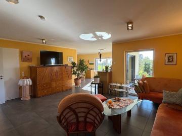 Stilvolles Zuhause auf einer Ebene: Moderner Bungalow mit Garage und gehobener Ausstattung