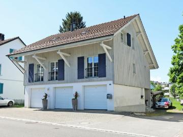 Stilvolles 5.5 Zimmer EFH mit grosszügigem Fahrzeugabtsellangebot