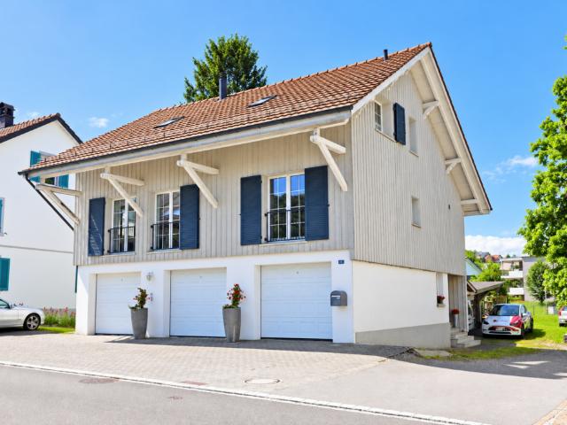 Stilvolles 5.5 Zimmer EFH mit grosszügigem Fahrzeugabtsellangebot