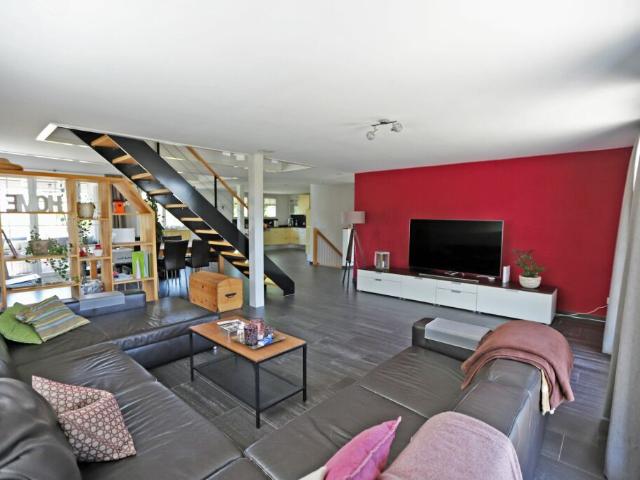 Stilvolles 5.5 Zimmer EFH mit grosszügigem Fahrzeugabtsellangebot