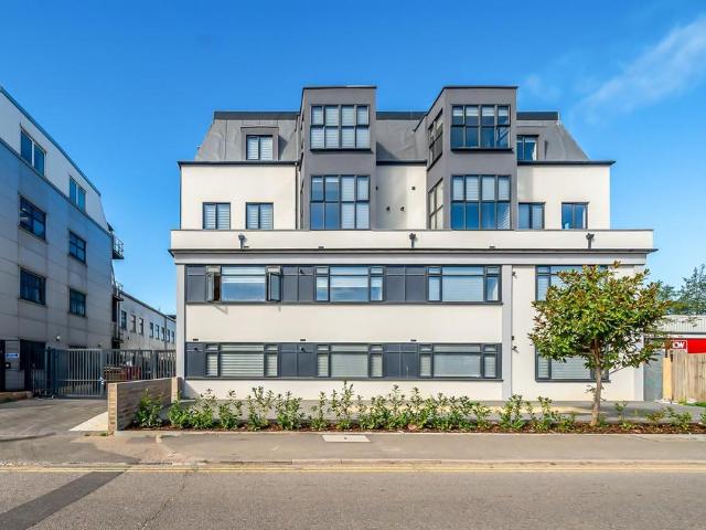 Stirling Way, Borehamwood 1 bed flat to rent £1,500 pcm £346 pw