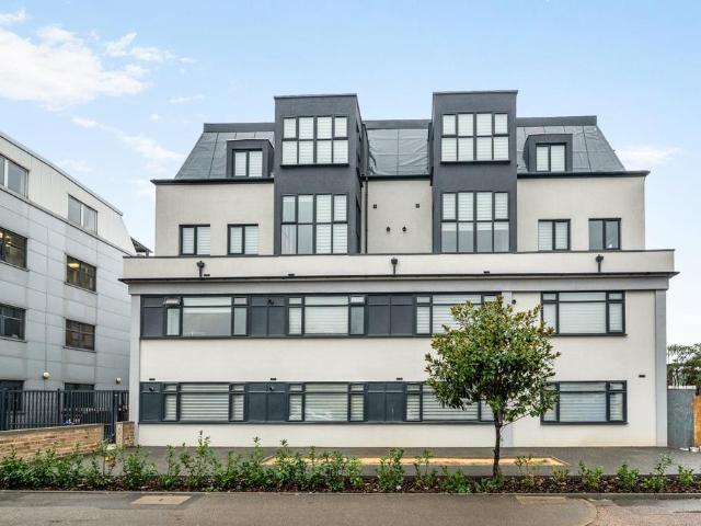 Stirling Way Borehamwood WD6 1 bed apartment to rent £1,425 pcm £329 pw
