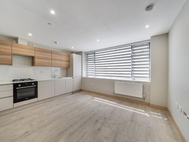 Stirling Way, Borehamwood WD6, 1 bed flat to rent, £1,500 pcm | PrimeLocation