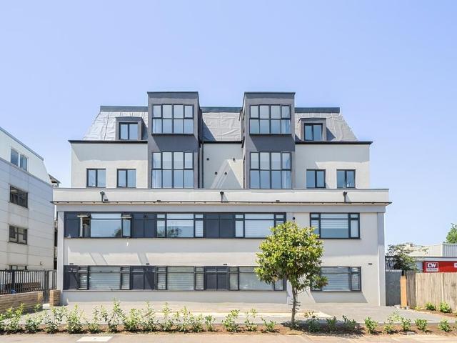 Stirling Way Borehamwood WD6 2 bed apartment to rent £2,500 pcm £577 pw