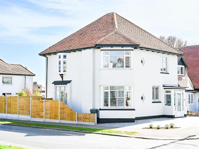 Stirling Avenue, Leigh On Sea SS9, 4 bed detached house to rent, £3,000 pcm | PrimeLocation