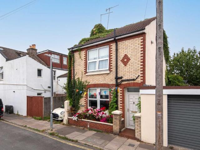 Stirling Place, Hove 1 bed detached house to rent £1,650 pcm £381 pw