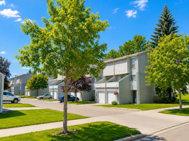 Stirlingwood Townhomes 3 Bedrooms Apartment for Rent