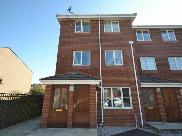 Stirrup Field, Golborne, WA3 3AL 2 bed mews to rent £850 pcm £196 pw
