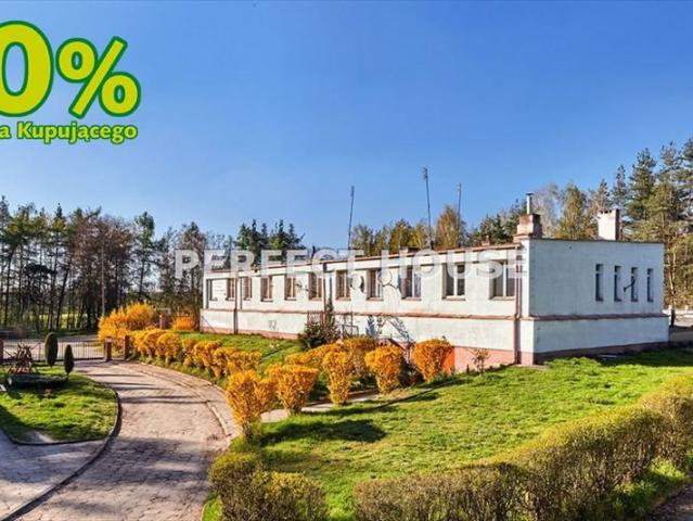 Przestronny obiekt komercyjny z biurami i magazynami