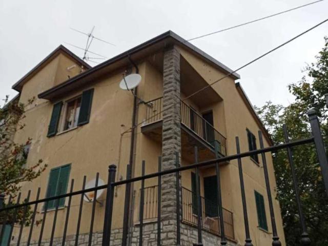 Strada Comunale di Fresciano 22 5 vani 67mq