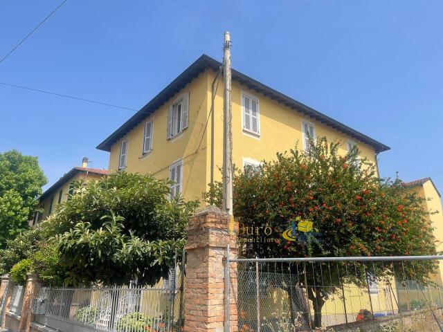 Strada Alessandria 16 vani 450mq