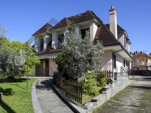 Strada Barotto 2 10 vani 300mq