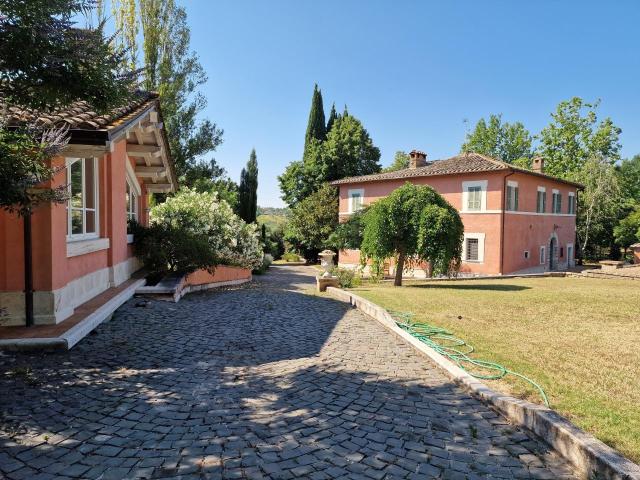 Strada di Collevaglione 22 vani 550mq
