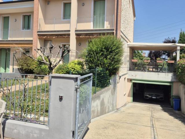 Strada San Giovanni 50 6 vani 190mq