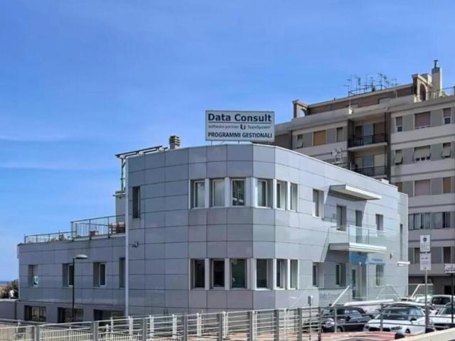 Strada Statale 1 3 14 vani 800mq