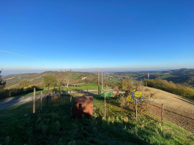 Strada per Varano Marchesi 37 7 vani 620mq