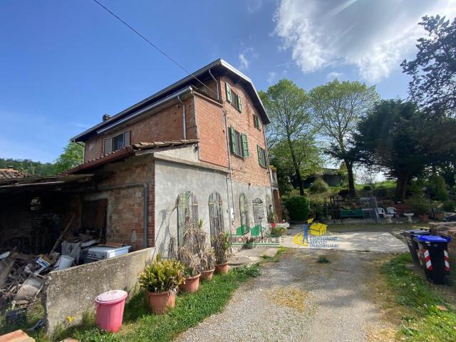 Strada per Varano Marchesi 37 10 vani 870mq