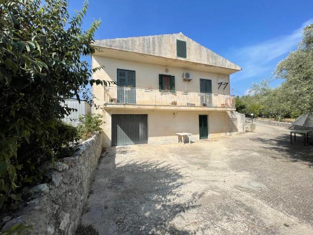 Strada Provinciale 107 841 6 vani 200mq