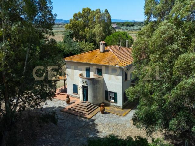 Strada Provinciale San Donato 23 10 vani 300mq