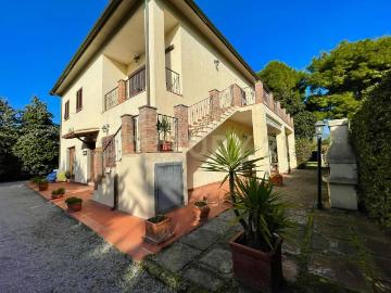 Strada Vicinale dei Pinalti 14 18 vani 300mq