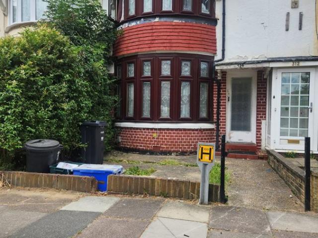 Stradbroke Grove, Ilford IG5, 3 bed terraced house to rent, £2,700 pcm | PrimeLocation