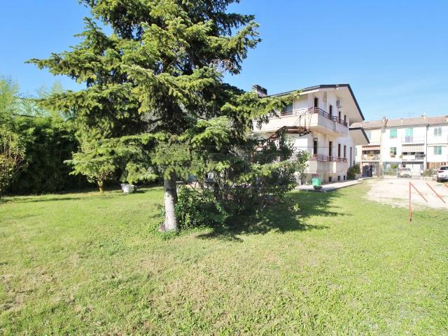 Stradella Muzzi 22 13 vani 475mq